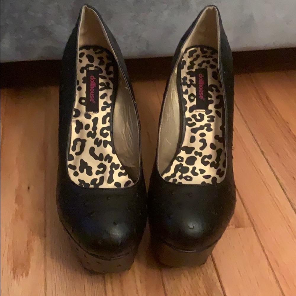 Women’s black heels size 9